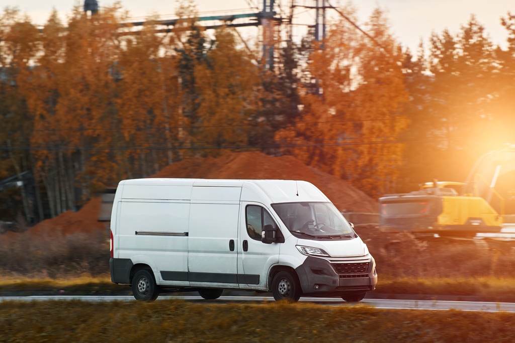 Przegląd układów hamulcowych w vanach kurierskich – dlaczego standardowe klocki znikają w oczach?